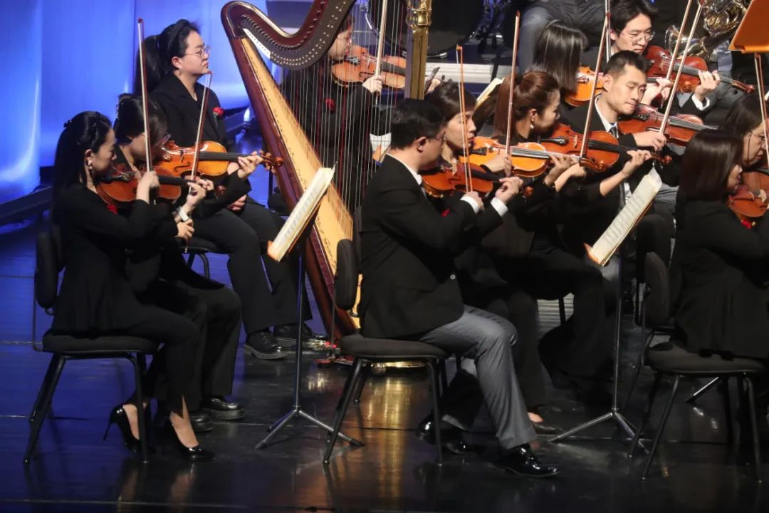 巴塞罗那观众热烈欢呼！，萨拉赫迎来三赛季出色发挥比赛高潮迭起的简单介绍-爱游戏官方入口